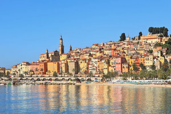 Pestrobarevné domy menton, Francie. — Stock fotografie