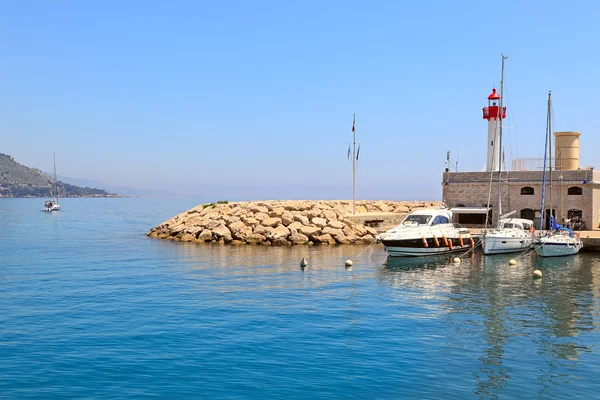 Είσοδος στη μαρίνα του menton, Γαλλία. — Φωτογραφία Αρχείου