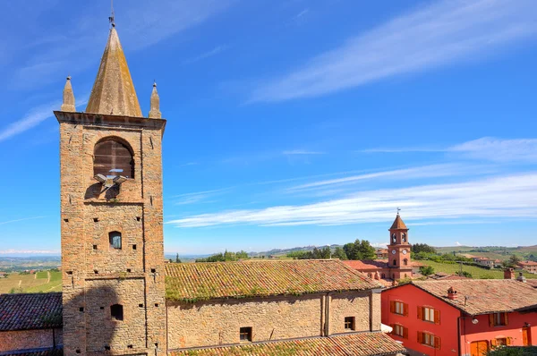 Igreja velha em pequena cidade italiana . — Fotografia de Stock