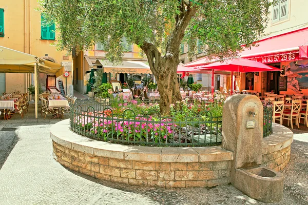 Restaurants und Bars in Menton, Frankreich. — Stockfoto
