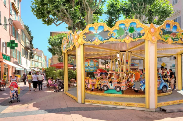 Carrousel op de straat van menton, Frankrijk. — Stockfoto