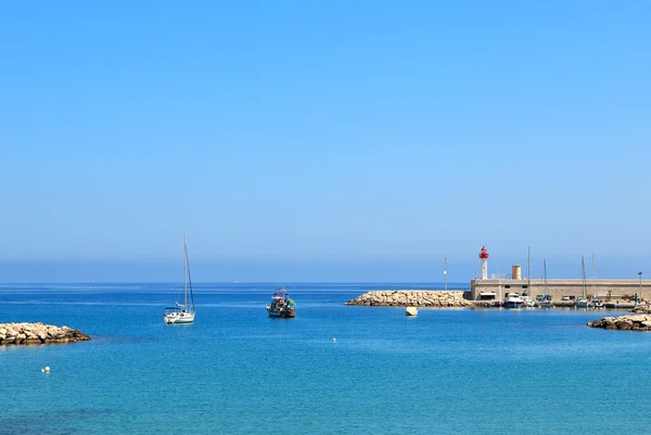 Синє море біля входу до Марина Ментона, Франції. — стокове фото
