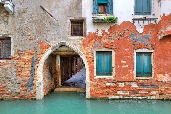 Rotes Backsteinhaus am kleinen Kanal in Venedig, Italien. — Stockfoto