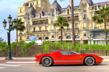 otelin önündeki kırmızı lüks otomobil de paris, monte carlo, monaco