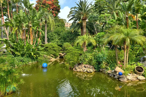 몬테 카를로, 모나코에서 작은 도시 공원 연못. — 스톡 사진
