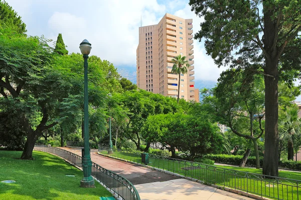 緑豊かな公園、モンテカルロ、モナコの居住用建物. — ストック写真