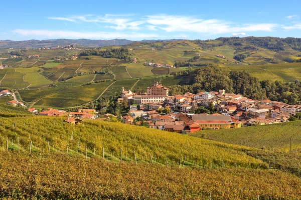 Herbstlicher Blick auf Weinberge und Barolo im Piemont, Italien. — Stockfoto