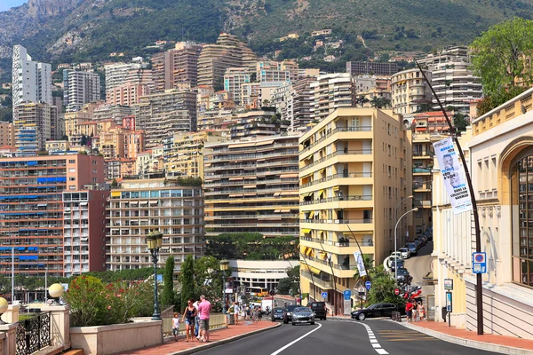 Estrada urbana e edifício residencial em Monte Carlo, Mônaco . — Fotografia de Stock