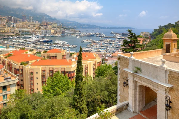 Ancienne fortification et vue sur Monte Carlo . — Photo