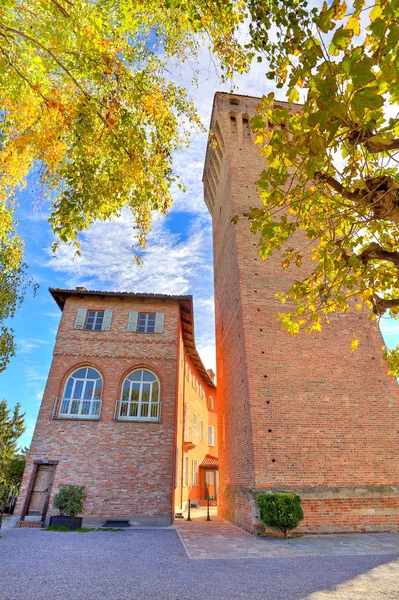 Torre medieval em pequena cidade italiana . — Fotografia de Stock