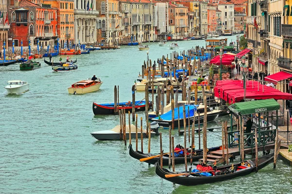 Venezianische Stadtlandschaft von der Rialto-Brücke. — Stockfoto