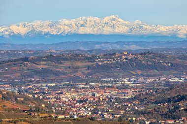 kasaba tepeler ve arka plan üzerinde karlı dağ zirveleri arasında.