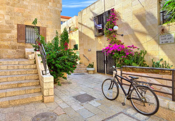 Straat en stonrd huizen op Joodse wijk in Jeruzalem. — Stockfoto