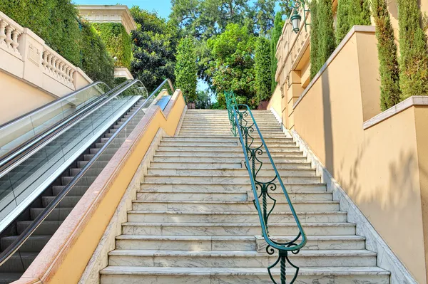 Treppe und Rolltreppe in monte carlo, monaco. — Stockfoto