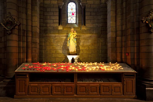 Virgin Mary with baby Jesus statue inside cathedral in Monaco. — Stock Photo, Image