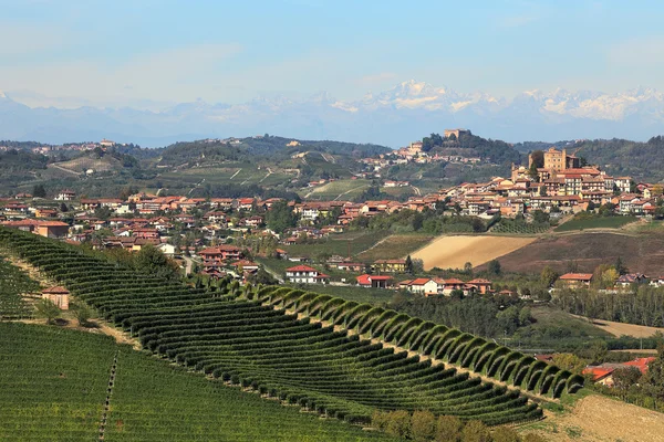 Petite ville italienne sur les collines du Piémont, Italie . — Photo