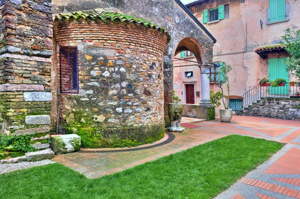 Antigua iglesia medieval en Sirmione, Italia . —  Fotos de Stock