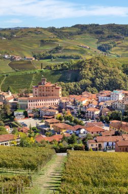 sonbahar görünümü barolo. Piedmont, İtalya.