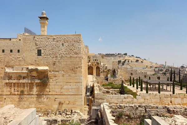 Al-aqsa minaret och gamla ruiner i jerusalem, israel. — Stockfoto