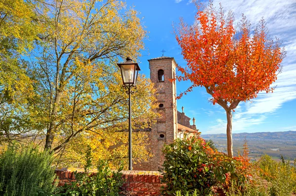 Antiguo campanario entre árboles otoñales en Piamonte, Italia . —  Fotos de Stock