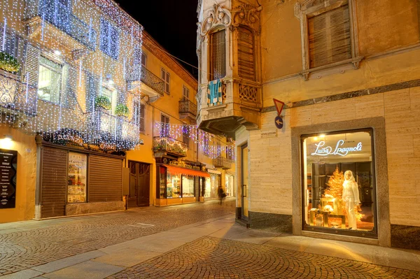 Upplysta gatan på natten. Alba, Italien. — Stockfoto