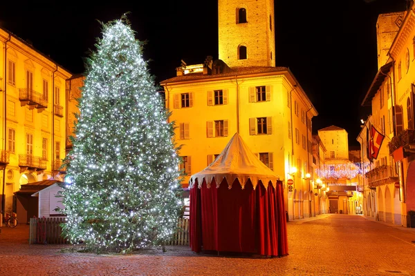 Kerstboom op het stadsplein. Alba, Italië. — Stockfoto