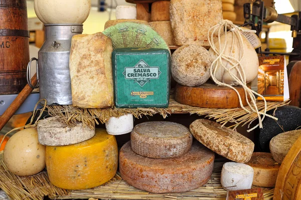 Ruedas de queso maduro en el soporte . —  Fotos de Stock