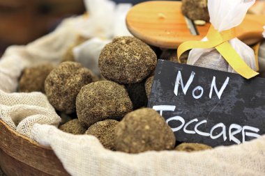 İsviçre sert peynir topları küçük.