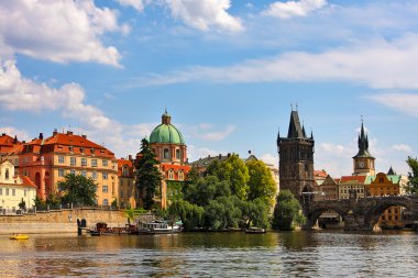 Prag'da Vltava Nehri ve charles Köprüsü.