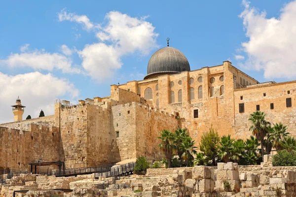 Al-aqsa koepel en oude ruïnes in Jeruzalem, Israël. — Stockfoto