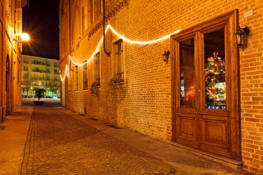 Dar sokak gece görünümü.