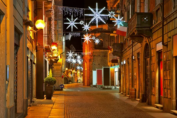 Rua central à noite. Alba, Itália . — Fotografia de Stock