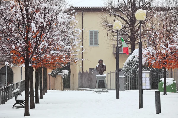 Stadsparken på snöiga dagen. — Stockfoto