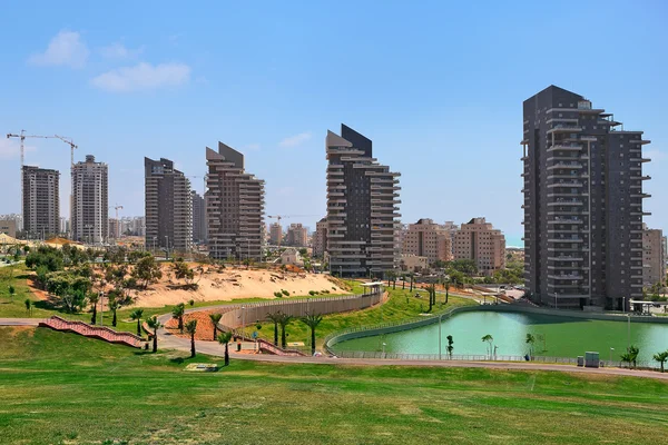 Parque da cidade e edifício moderno . — Fotografia de Stock