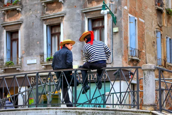 Δύο gondoliers στη γέφυρα στη Βενετία. — Φωτογραφία Αρχείου