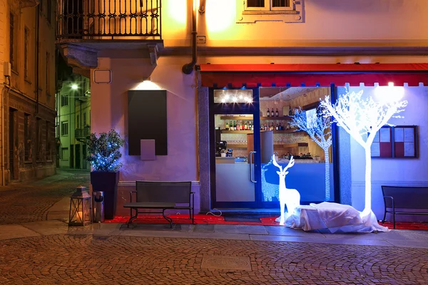 Pequeño restaurante decorado para Navidad por la noche . —  Fotos de Stock