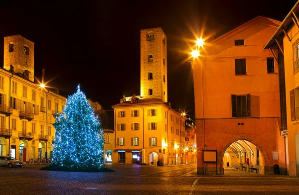 Vánoční strom na náměstí v alba, Itálie. — Stock fotografie