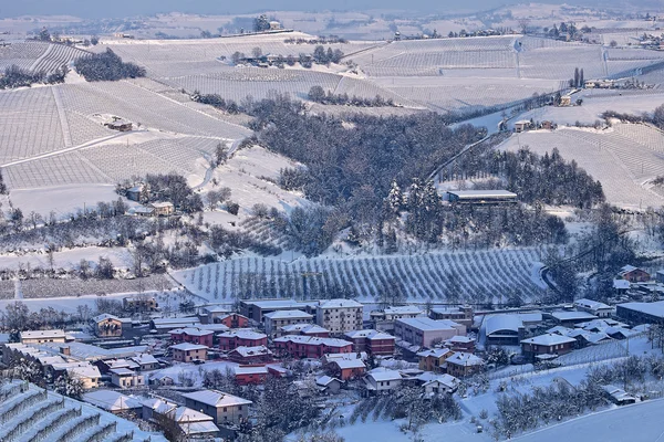 Śnieżny wzgórza Piemontu, Włochy. — Zdjęcie stockowe
