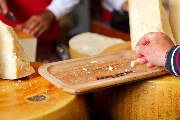 チーズの試食. — ストック写真