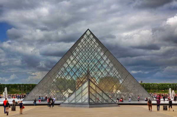 Královský palác a pyramida. Paříž, Francie. — Stock fotografie