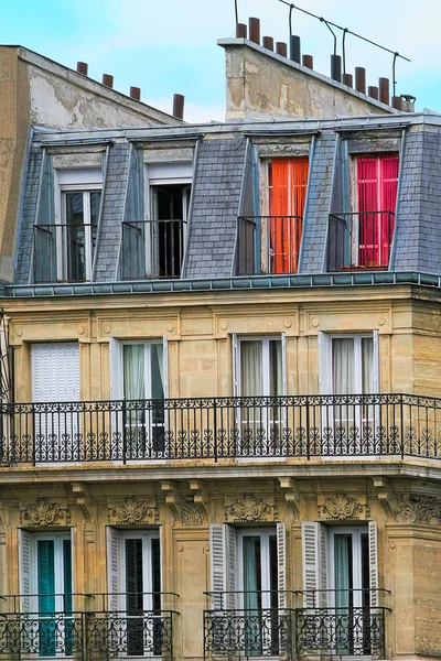 Typické pařížské bytový dům. — Stock fotografie
