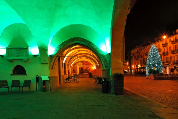 Julgran på torget i alba, Italien. — Stockfoto