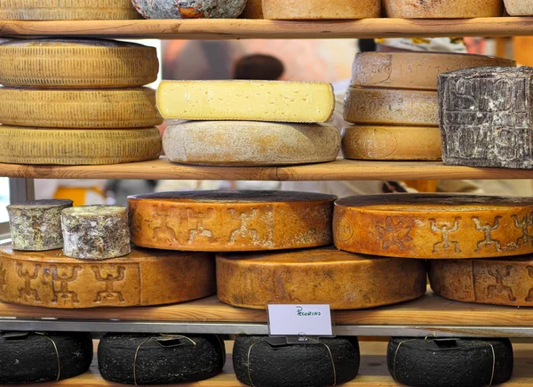 Ruedas de queso maduro en el soporte . —  Fotos de Stock