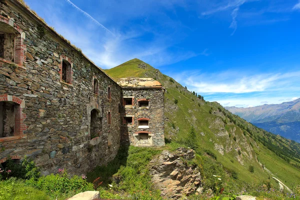 Fortezza militare abbandonata in montagna . — Foto Stock