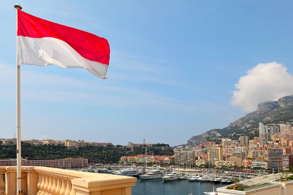 Monaco flagga och monte carlo skuline. — Stockfoto