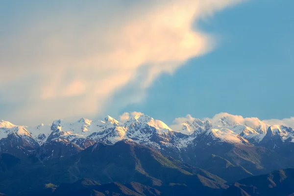 Вечером итальянские Альпы со снежными вершинами . — стоковое фото