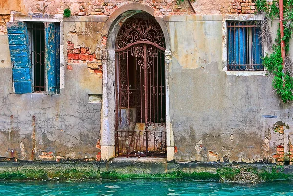 Old abandoned house on small canal in Venice. — Stock Photo, Image