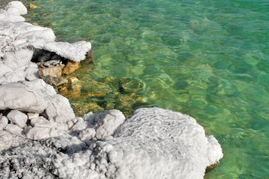 Ölü Deniz İsrail üzerinde tuz formasyonları.