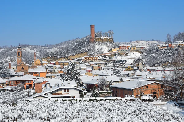 Pequeña ciudad y torre medieval cubierta de nieve . — Foto de Stock
