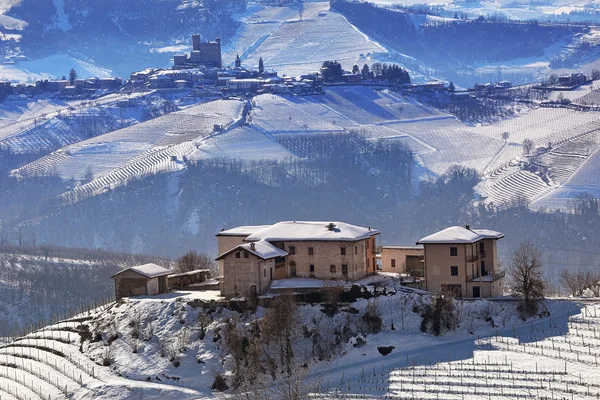 Colinas y viñedos del Piamonte cubiertos de nieve . — Foto de Stock